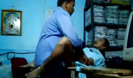 کامل یک دختر در یک تی شرت راه راه از چوچوله با انگشتان دست لمس کردن فیلم سوپر خارجی 2018 اسباب بازی