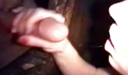 مادر نشسته بر روی نیمکت در کنار دوست داستان سکس2018 پسر و دیک خود را