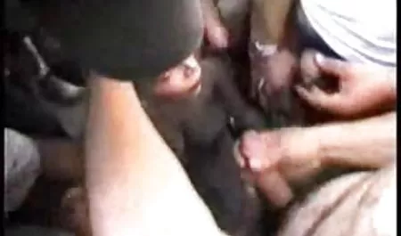 با قهوهای سینمایی سکسی 2018 مایل به زرد و پشت نفت واقع شده است و در قسمت فوقانی اتصال سوراخ در بالکن