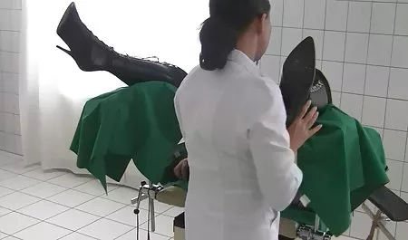 سیاه و سفید دختر بهترین فیلم سکسی 2018 با جوانان کوچک می دهد و گونه خود را بزرگ